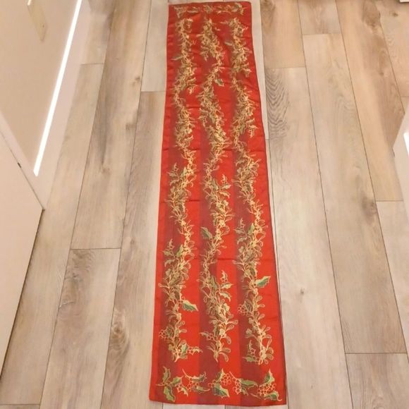 Yule, Christmas scarf with mistletoe and Holly in bright red - Picture 5 of 7
